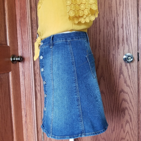 Denim Button-down Mini Skirt - Picture 6 of 7